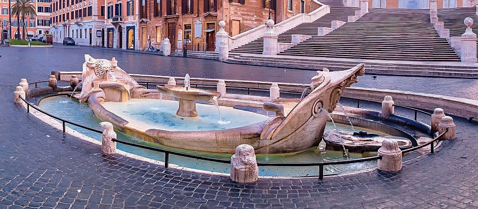Am Fuß der Spanischen Treppe in Rom erzählt die Fontana von einer besonderen Legende.