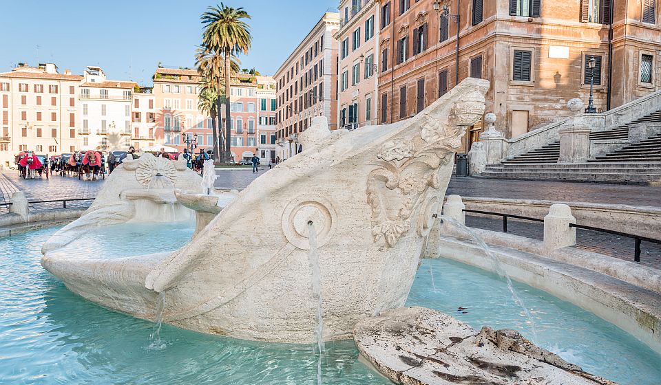Pietro Bernini schuf den Brunnen im 17. Jahrhundert als halb versunkenes Boot, aus dem das Wasser sanft in das Becken fließt.