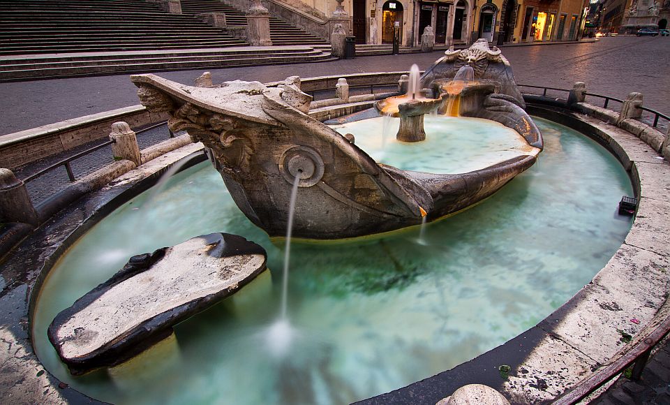 Die Fontana della Barcaccia wird von der historischen Acqua Vergine gespeist und zählt zu den charmantesten Brunnen Roms.v