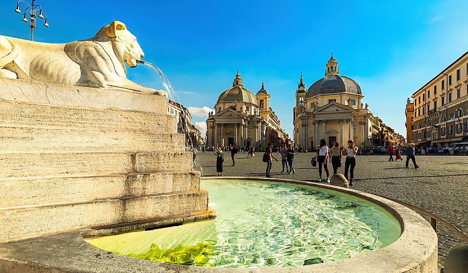 Die Fontana dei Leoni umgibt den Obelisken auf der Piazza del Popolo mit vier Marmorlöwen und eleganten Wasserspielen.