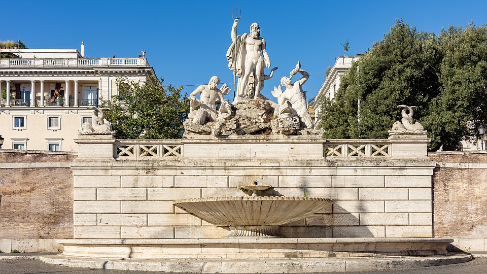 Die Fontana del Nettuno schmückt die Piazza del Popolo mit Neptun und zwei Tritonen vor einer eindrucksvollen Wasserkulisse.