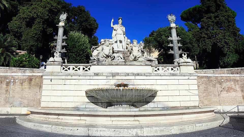 Die Fontana della Dea Roma zeigt die Göttin Roma mit Tiber und Aniene und bildet eine monumentale Kulisse am Rand der Piazza.