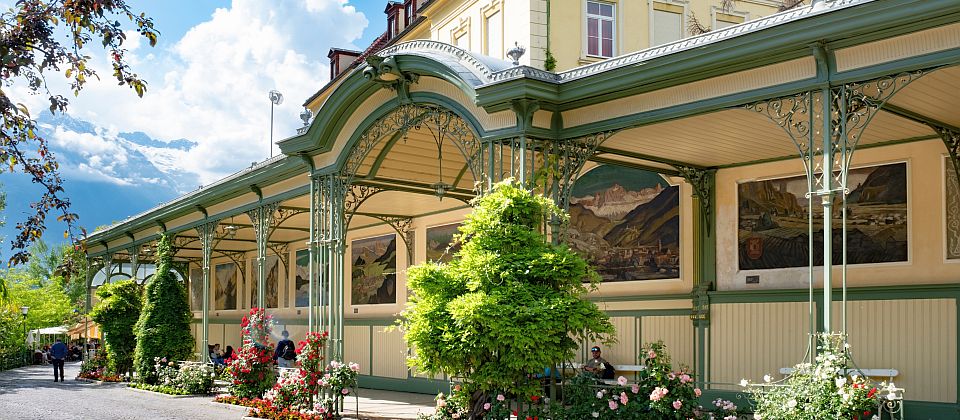Meran verbindet Kunst und Kultur auf besondere Weise und schlägt dabei Brücken zwischen Geschichte und moderner Gegenwart.