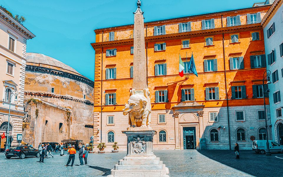 Nur wenige Schritte vom Pantheon entfernt verbindet die Piazza della Minerva antike Spuren mit barocker Kunst und Geschichte.
