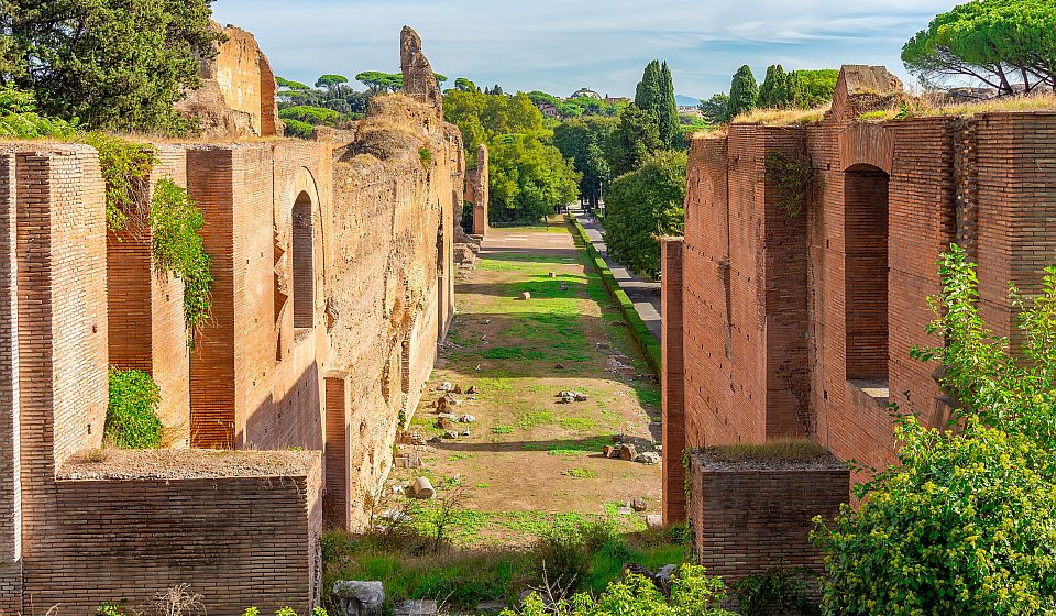 Zwischen alten Mauern und grünen Flächen entfalten die Terme di Caracalla eine eindrucksvolle Atmosphäre voller Geschichte.