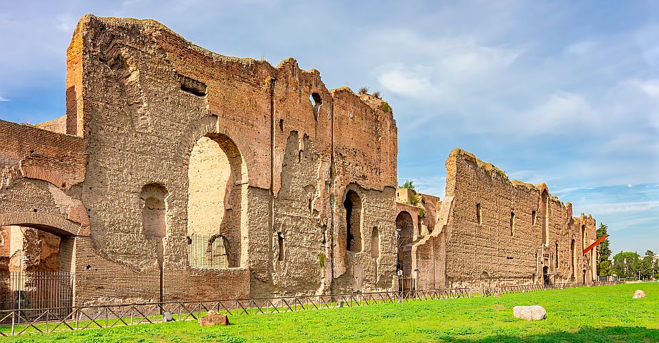 Hohe Ziegelmauern und weite Hallen erinnern in den Terme di Caracalla an den einstigen Luxus der römischen Kaiserzeit.
