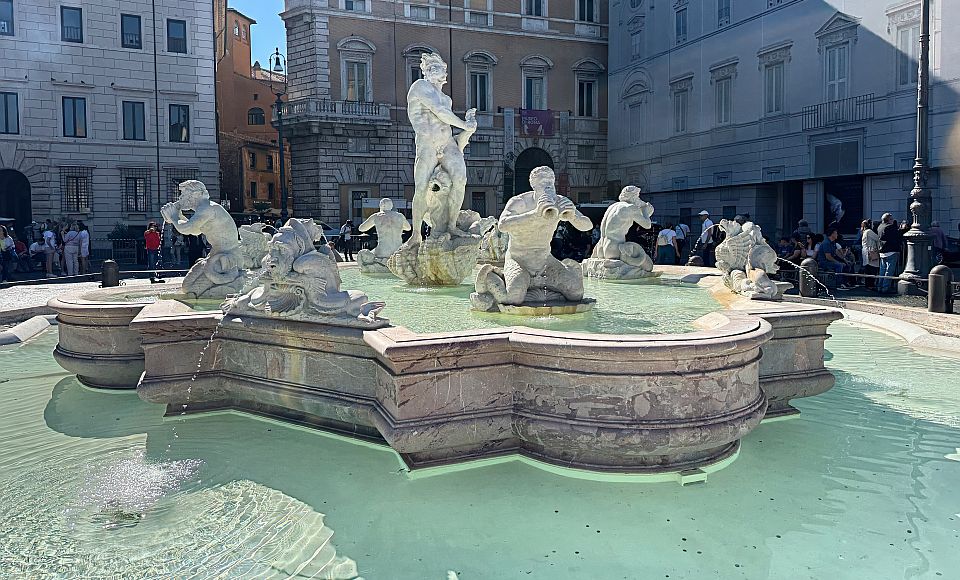 Die Fontana del Moro schmückt den Süden der Piazza Navona mit Tritonen, Delfinen und einer eindrucksvollen Figurenkomposition. 