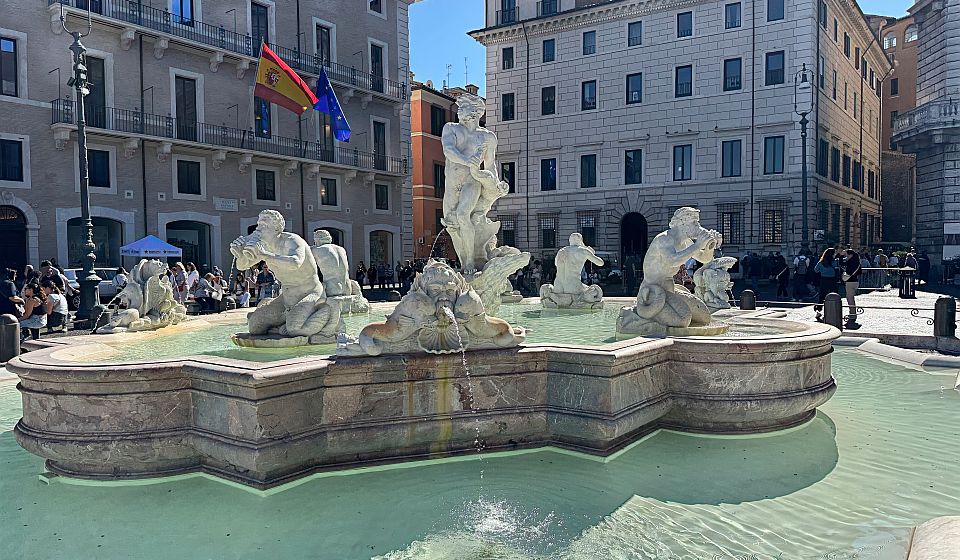 Die zentrale Figur des Moro ringt mit einem Delfin und verleiht dem historischen Brunnen seine kraftvolle barocke Dynamik.