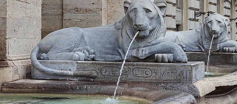 An der Piazza San Bernardo in Rom erinnert die Fontana del Mosè mit mächtiger Architektur an die Rückkehr des Wassers zur Stadt.