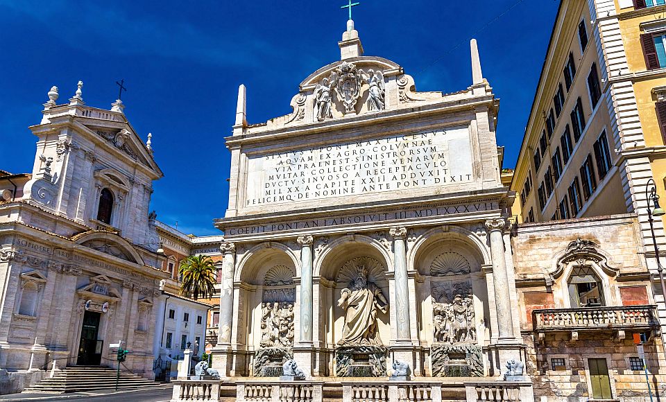 Die Fontana del Mosè beeindruckt mit ihrer monumentalen Fassade und erinnert an die historische Wasserversorgung Roms. 