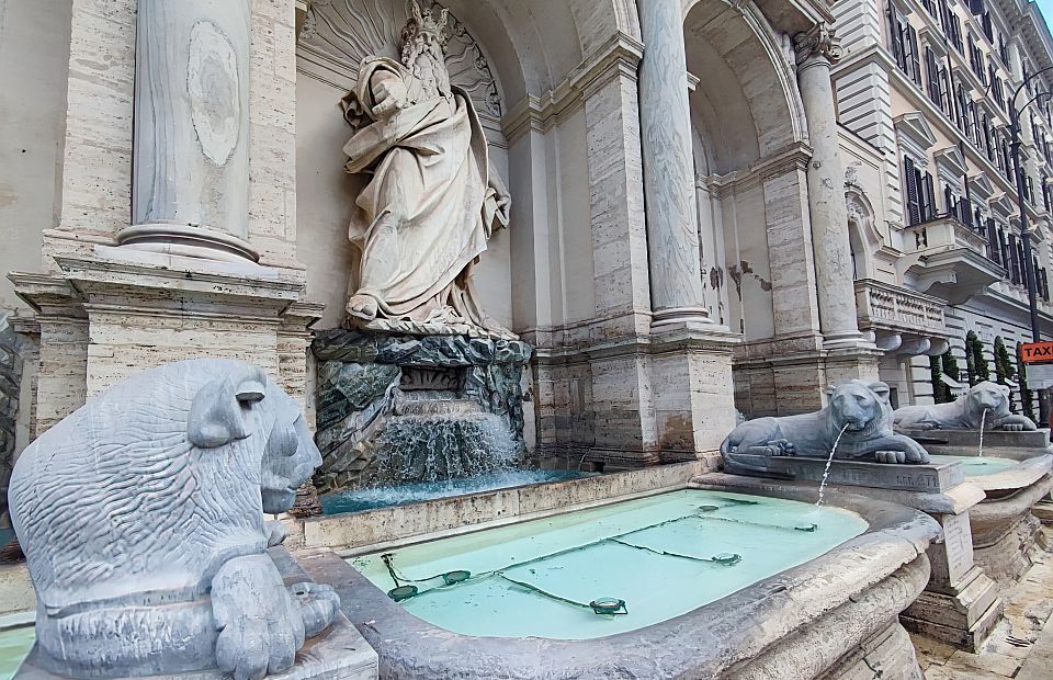 Im Zentrum des Brunnens steht die mächtige Figur des Moses, der mit den Gesetzestafeln die gesamte Anlage überragt. 