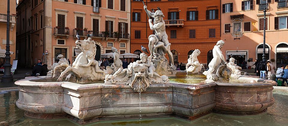 Im Norden der Piazza Navona fasziniert die Fontana mit kraftvollen Figuren und Wasserszenen.