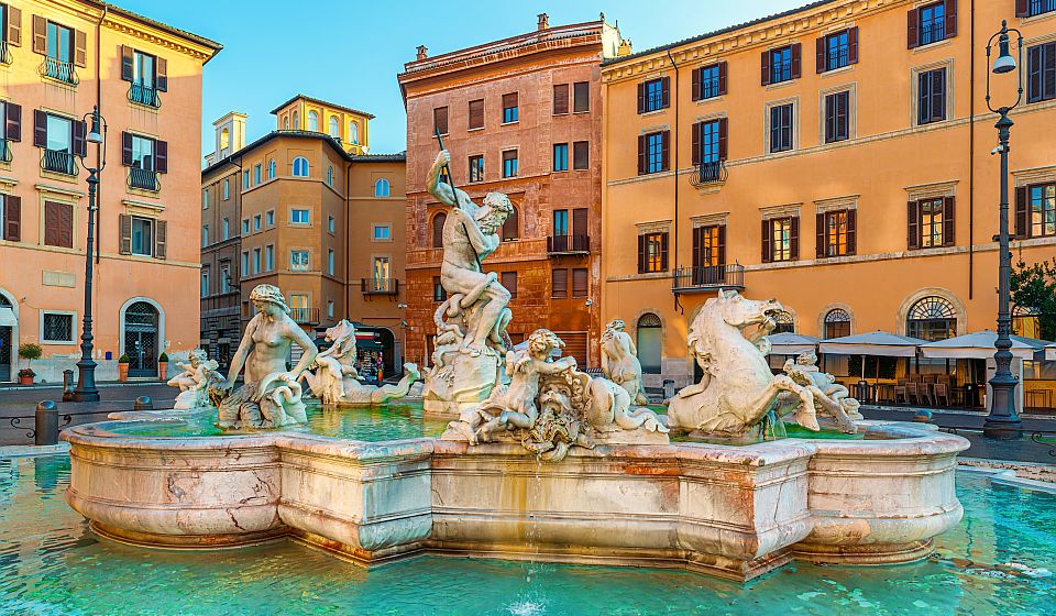 Die Fontana del Nettuno schmückt die Piazza Navona mit Neptun, Meerwesen und einer eindrucksvoll bewegten Figurenlandschaft. 