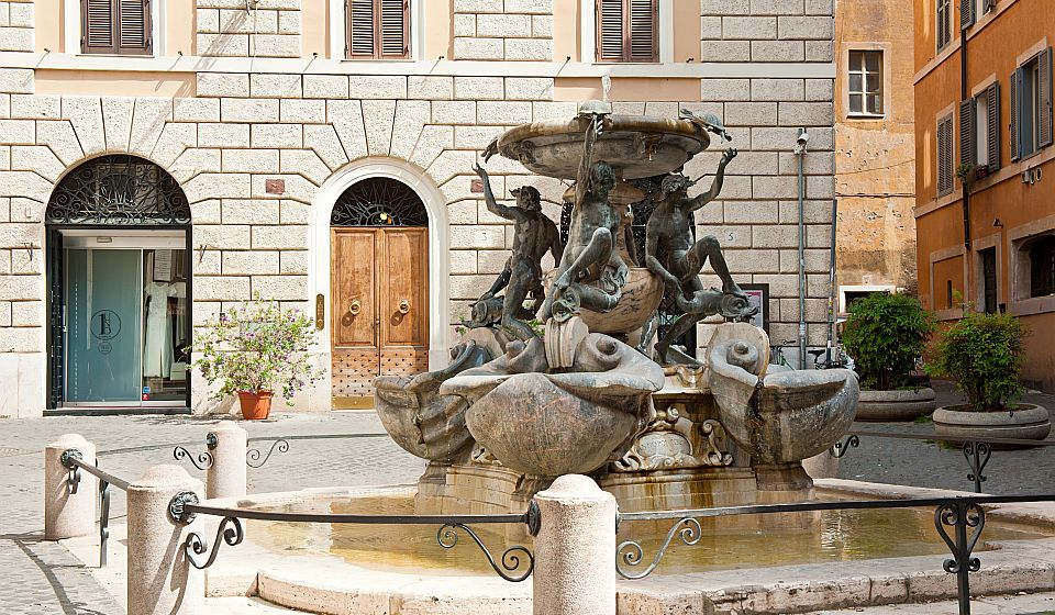 Die Fontana delle Tartarughe auf der Piazza Mattei begeistert mit eleganten Bronzefiguren, Delfinen und Schildkröten.