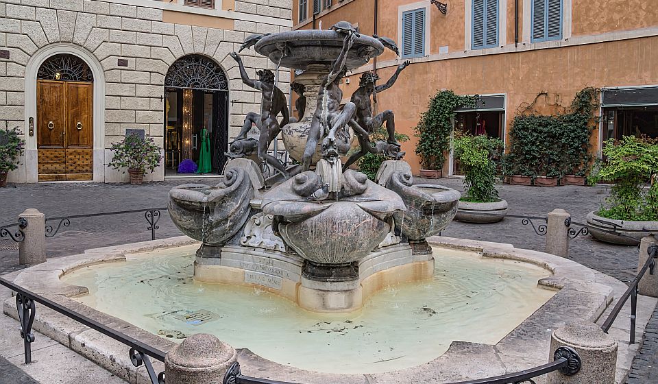 Vier bronzene Jünglinge und Delfine prägen den historischen Schildkrötenbrunnen und verleihen ihm besondere Leichtigkeit.