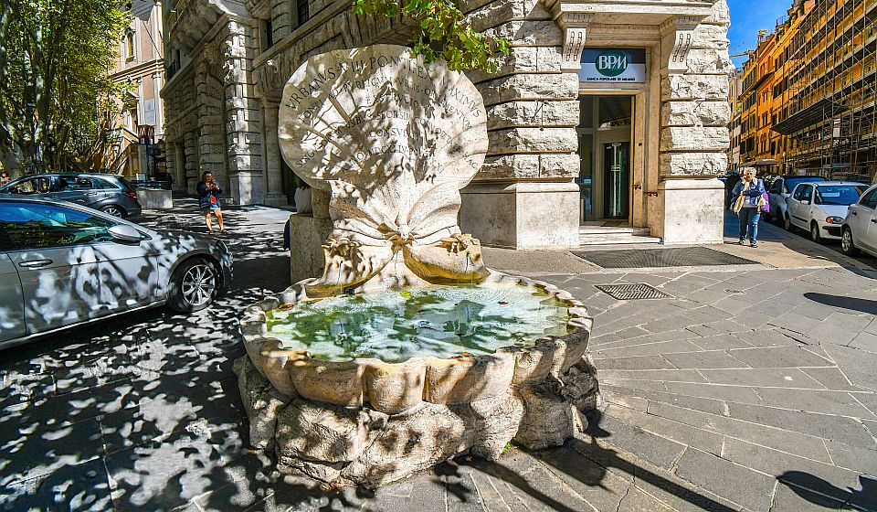 Die Fontana delle Api von Bernini begeistert mit ihrer Muschelform und drei Bienen als Symbol der Familie Barberini.