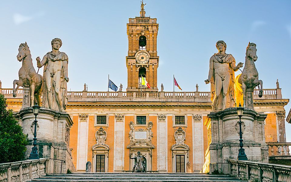 Die breite Cordonata führt hinauf zum Kapitol und eröffnet einen eindrucksvollen Zugang zur Piazza del Campidoglio.