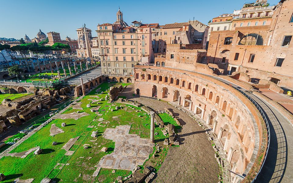 Die mächtigen Ziegelbauten der Mercati di Traiano zeigen eindrucksvoll die fortschrittliche Architektur des antiken Rom. 