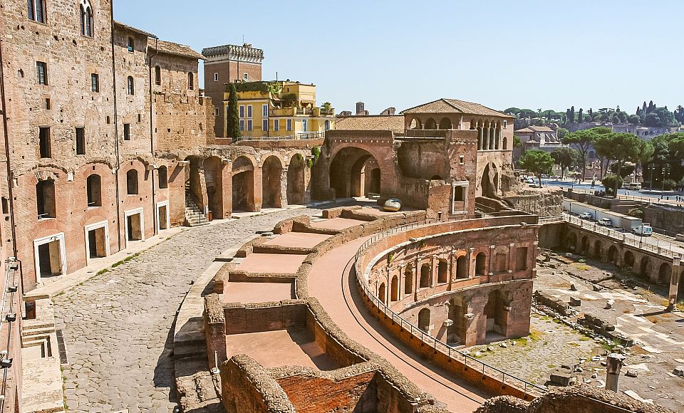 Auf mehreren Ebenen verbinden Treppen, Gänge und historische Räume die unterschiedlichen Bereiche der Mercati di Traiano. 