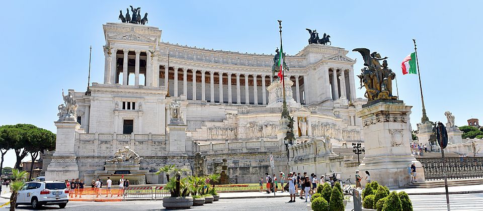 Das Denkmal erinnert monumental an Italiens Einigung und den ersten König des geeinten Landes.