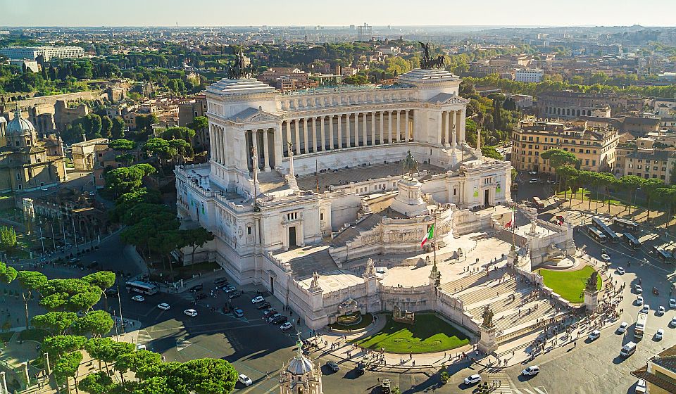 Aus der Luft beeindruckt das Monumento a Vittorio Emanuele II mit seiner monumentalen Architektur im Herzen von Rom.
