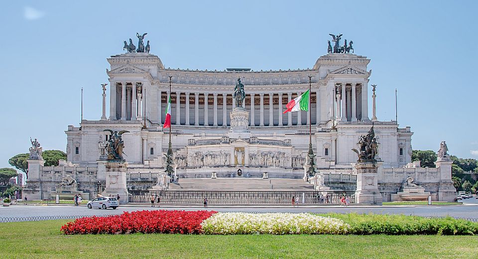 Das Monumento a Vittorio Emanuele II erinnert mit mächtigen Säulen und Freitreppen an die Einigung Italiens und seinen ersten König.