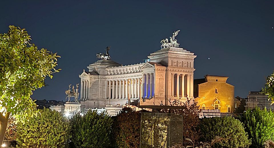Bei Nacht erstrahlt das Monumento a Vittorio Emanuele II in hellem Licht und entfaltet im Zentrum Roms besondere Pracht.