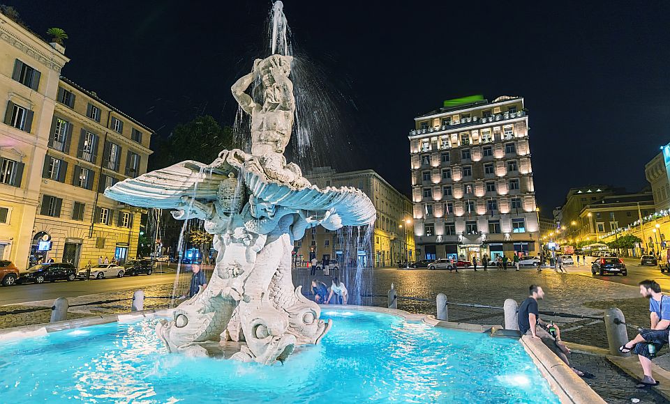 Berninis Fontana del Tritone auf der Piazza Barberini begeistert mit kraftvollen Figuren und eindrucksvollen Wasserspielen.