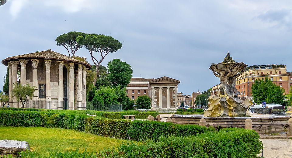 Der runde Tempio di Ercole Vincitore beeindruckt mit seinen korinthischen Marmorsäulen und harmonischen antiken Formen. 