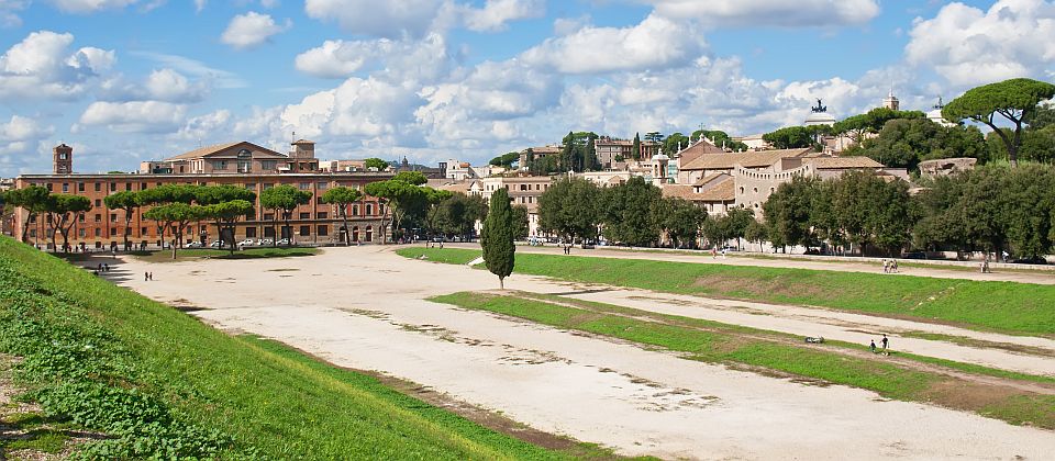 Der Circus Maximus in Rom erzählt von Wagenrennen sowie von riesigen Menschenmengen und der Unterhaltung in der Antik
