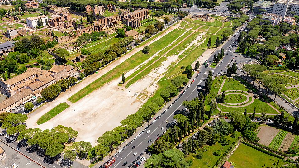 Aus der Luft zeigt sich der Circus Maximus heute als weitläufige Grünfläche zwischen dem Palatin und dem Aventin in Rom.