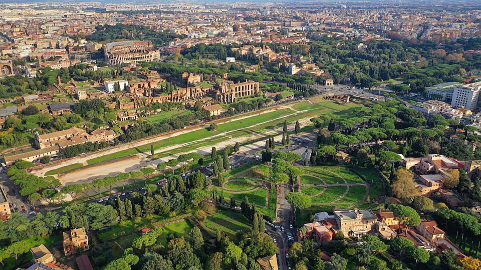 Der Drohnenblick offenbart die gewaltigen Ausmaße des Circus Maximus, der einst Schauplatz großer Wagenrennen in Rom war.