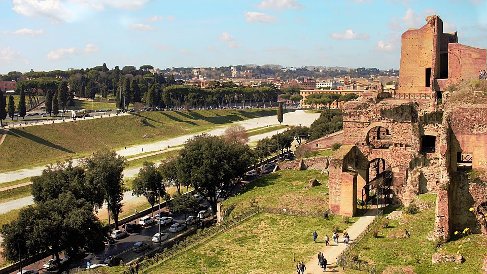 Der Circus Maximus war das große Zentrum römischer Wagenrennen und bot einst riesigen Zuschauermengen Platz auf den Tribünen.