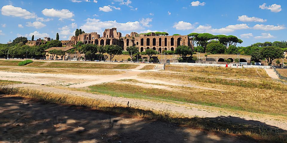 Zwischen Palatin und Aventin erinnert der Circus Maximus noch heute an spektakuläre Wagenrennen und große Feste der Antike.