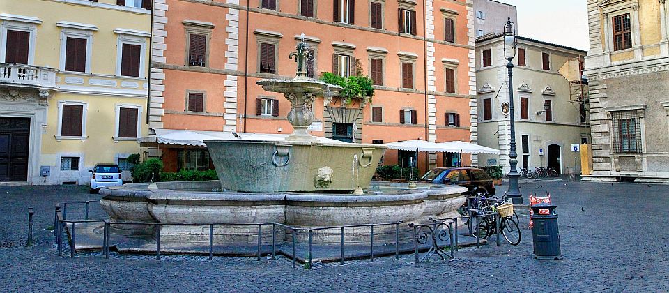 Vor dem mächtigen Palazzo Farnese verbindet die Fontana antikes Erbe mit der Eleganz der Renaissance.