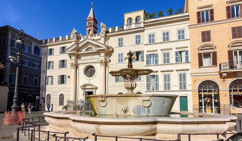 Die Fontana di Piazza Farnese verbindet antike Granitbecken mit eleganter Wasserkunst vor dem mächtigen Palazzo Farnese.