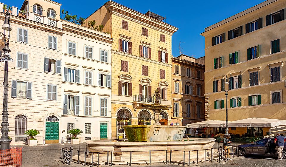 Zwei historische Brunnen prägen die Piazza Farnese und verleihen dem eleganten Platz im Zentrum Roms eine besondere Atmosphäre.