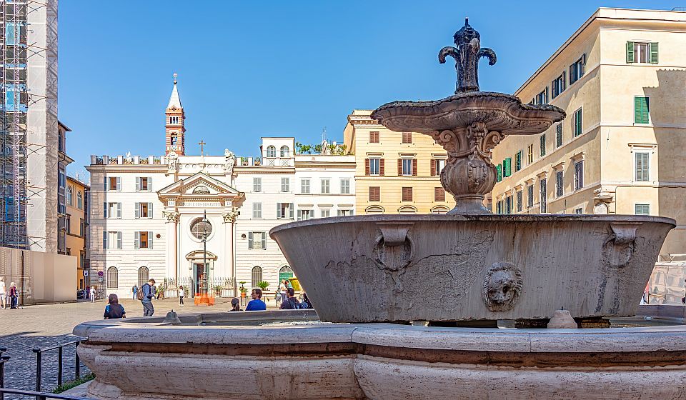 Vor der imposanten Kulisse des Palazzo Farnese erzählen die beiden Brunnen von Antike, Renaissance und römischer Geschichte.