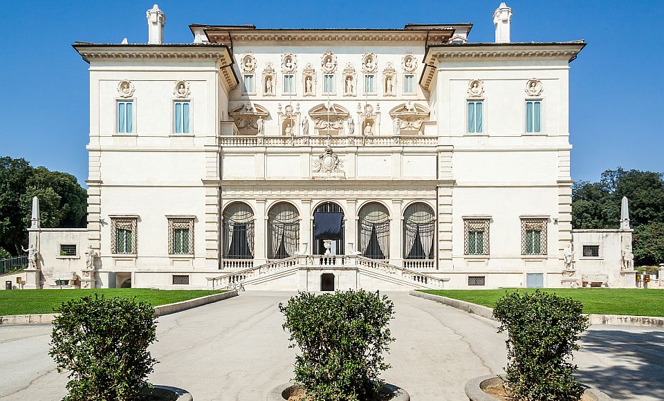 Die elegante Außenansicht der Galleria Borghese verbindet prachtvolle Architektur mit der grünen Parklandschaft der Villa.