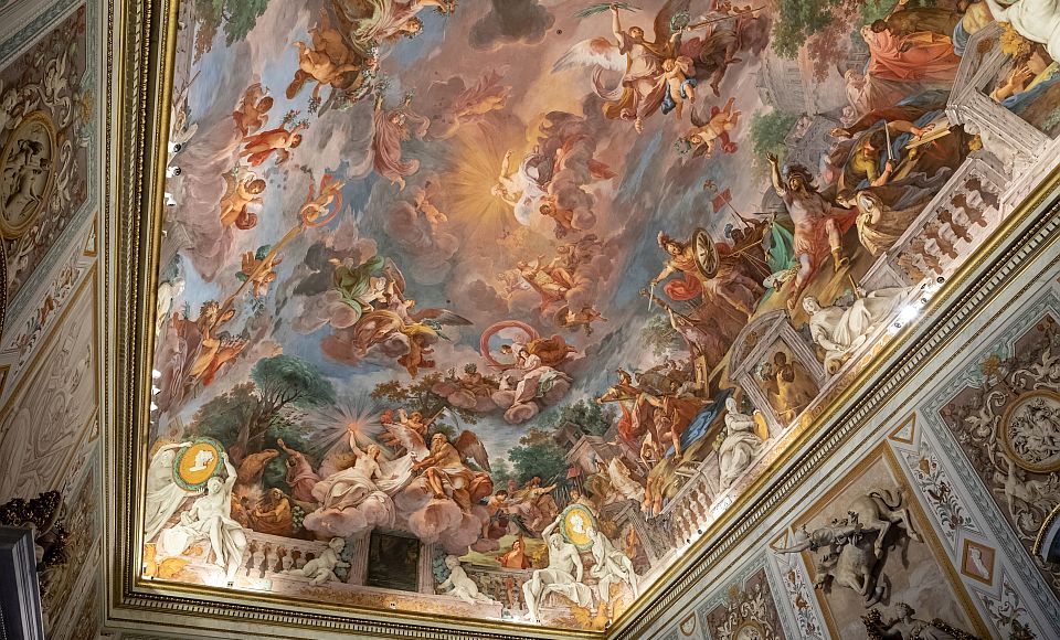 Prächtige Decken, kunstvolle Fresken und reiche Verzierungen machen die Innenräume der Galleria Borghese selbst zum Kunstwerk.