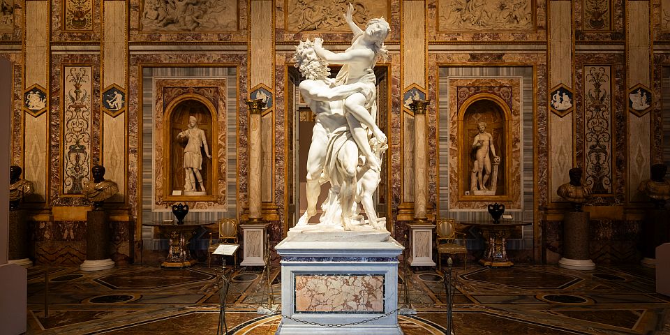 Die kunstvollen Skulpturen der Galleria Borghese beeindrucken mit feinen Details, großer Ausdruckskraft und meisterhaftem Marmor.