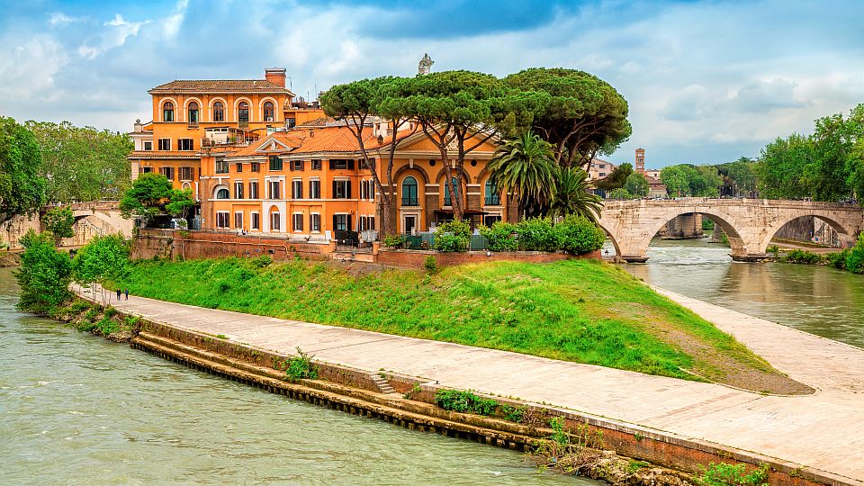 Die Isola Tiberina liegt malerisch im Tiber und verbindet auf kleinem Raum antike Geschichte mit dem lebendigen Rom. 