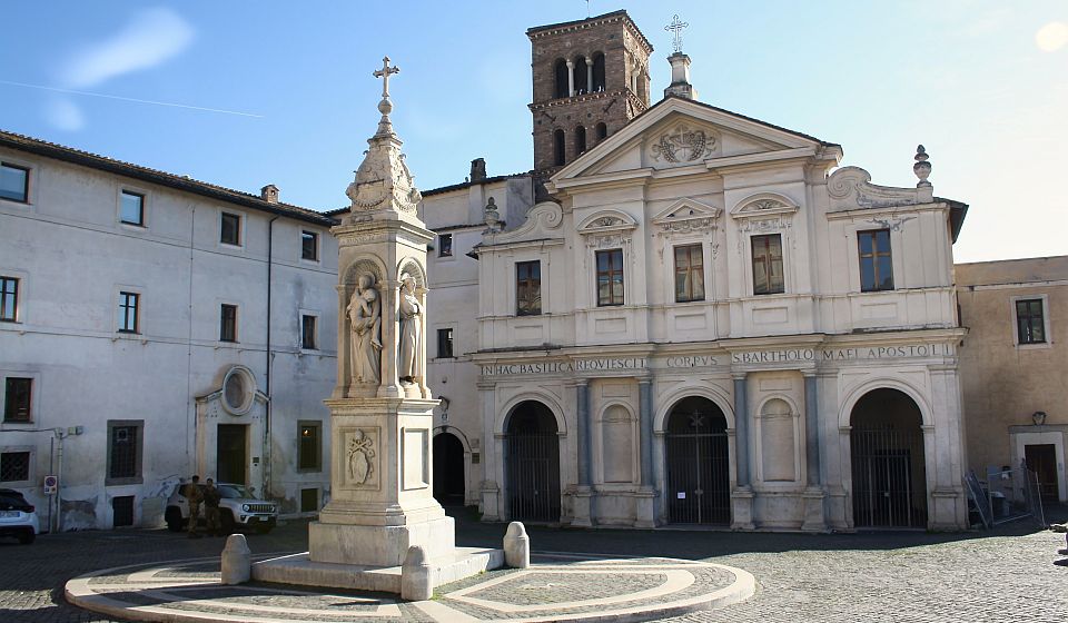 Die Basilika San Bartolomeo all’Isola prägt die Tiberinsel und verbindet mittelalterliche Architektur mit langer Geschichte.