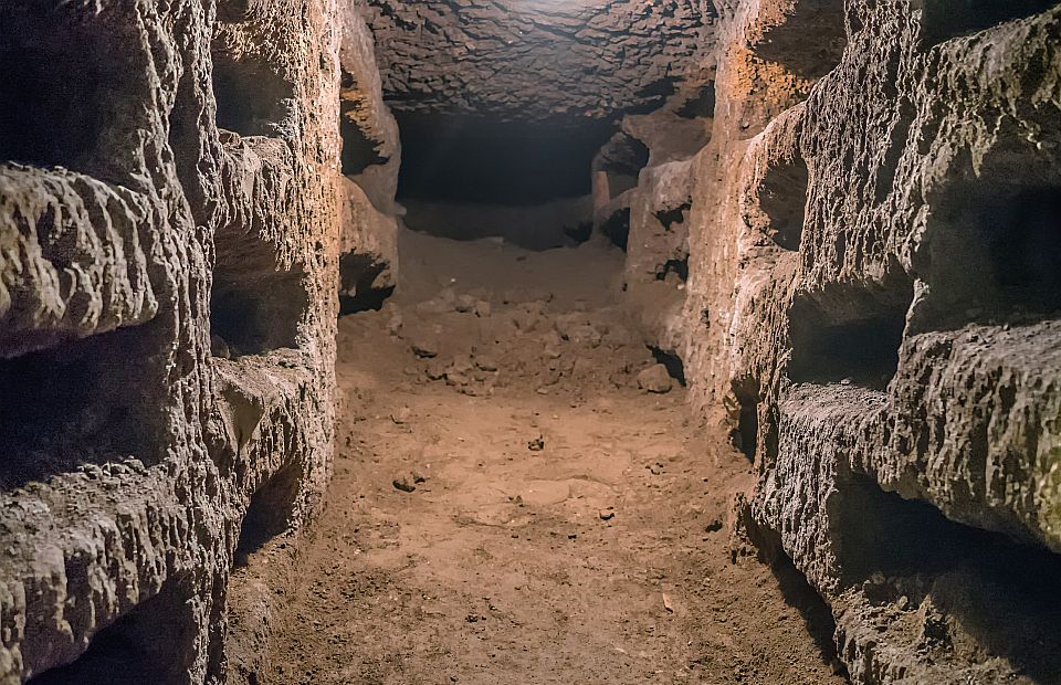 Schmale Gänge und Grabnischen führen tief in die römischen Katakomben und erzählen vom Leben und Glauben der frühen Christen.