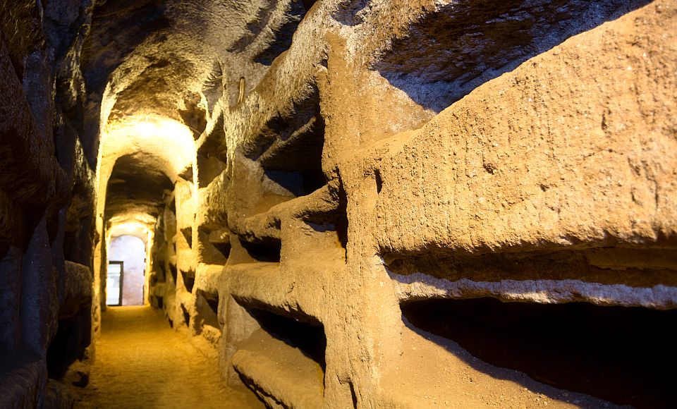 Kilometerlange Gänge bilden unter Rom ein verborgenes Labyrinth aus Grabkammern, Nischen und Zeugnissen der frühen Christen.