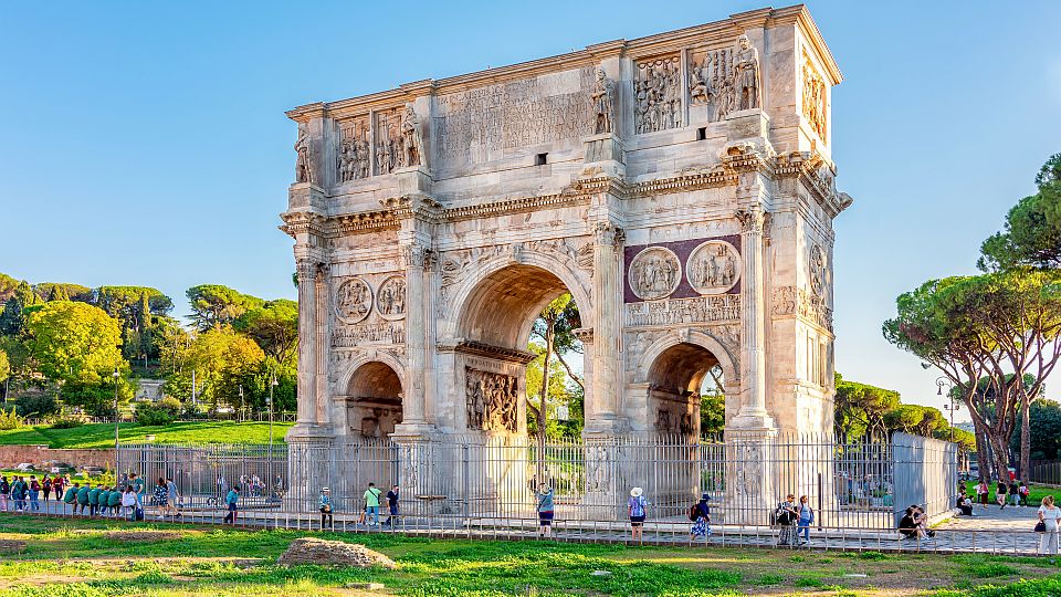 Der Arco di Costantino zählt zu den größten Triumphbögen Roms und erinnert an den bedeutenden Sieg Kaiser Konstantins. 