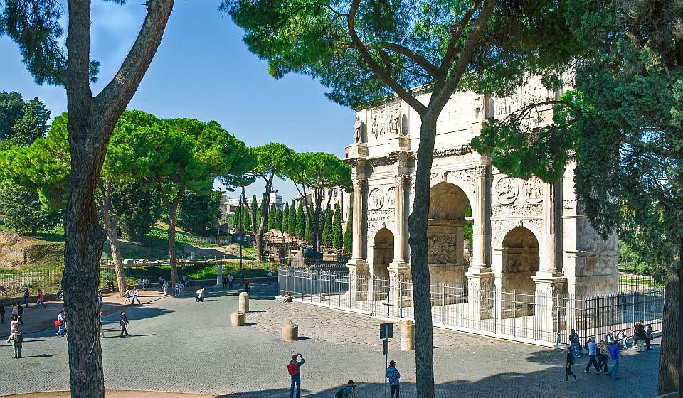 Drei mächtige Durchgänge und korinthische Säulen verleihen dem Arco di Costantino seine eindrucksvolle monumentale Wirkung.