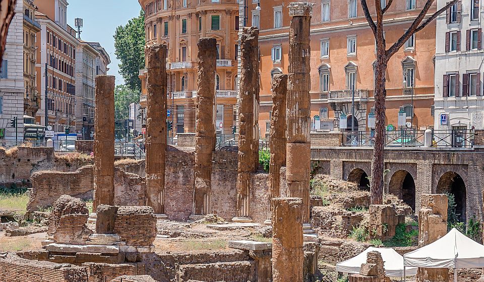 Nahe dem Largo di Torre Argentina wurde Julius Caesar im Jahr 44 vor Christus während einer Senatssitzung ermordet.