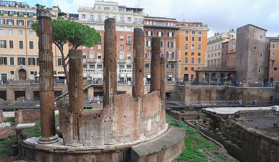 Zwischen antiken Ruinen und modernem Stadtleben zeigt der Largo di Torre Argentina eindrucksvoll die vielen Schichten Roms.