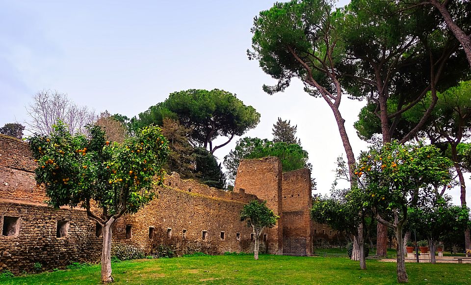 Orangenbäume und schattige Wege verleihen dem Giardino degli Aranci auf dem Aventin eine ruhige, mediterrane Atmosphäre.